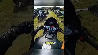 Warum bekommt jeder Biker ein Stück Holz? 🤔