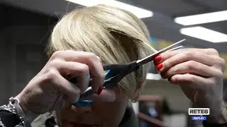 L&rsquo;Aquila - Proteste Iran: studenti universitari si tagliano i capelli
