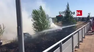 Perugia, incendio dietro al Silvestrini: a fuoco alcune auto parcheggiate