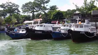 slow bumboats buzzing in Singapore