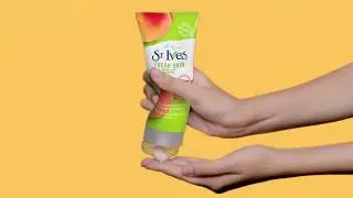 Get That Deep Clean: Apricot Face Scrub | St. Ives