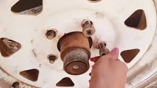 Mujer 4x4 cambiando una llanta con Zulema Ferrer