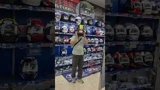 第一次在試戴安全帽，鏡片打不開，哈哈！ARAI XD DIABLO優惠特價！當做爸爸節禮物！