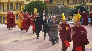 བོད་ཟླ༡༢་ ཚེས་༡༥ཉིན་སྔར་སྲོལ་བཞིན་མཁན་པོའི་ཁྲི་ཞུས་མཛད་རིམ་སོགས་ཀྱི་བརྙན་ཐུང་།