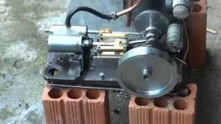 Motor a vapor com caldeira a lenha de fabricação caseira