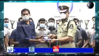 Hyderabad CP Anjani Kumar appreciated SB Police Constable R.Ramakrishna and honored with a memento