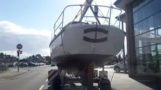 Segelboot nach dem Kranen nach Hause transportieren