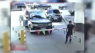 Car stucked at the parking barrier! Watch what happens!  🔨 🔨
