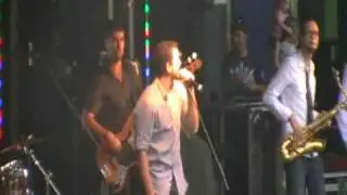 Australia Zoo - Guy Sebastian sings Black and Gold