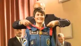 Samantha Cristoforetti riceve la Medaglia Teresiana dell'Università di Pavia