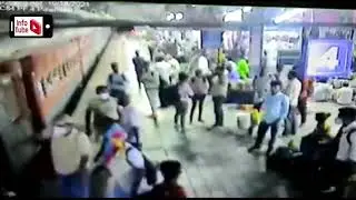 Pregnant woman fell in platform gap In kalyan railway station, RPF constable saved her life