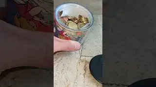 Leicht die Spardose von der Sparkasse öffnen.