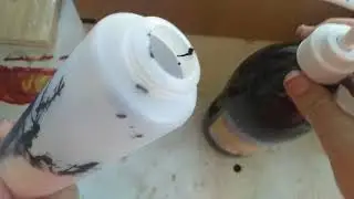 Fluid art: mixing acrylic paint in squeeze bottles