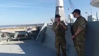 Sur le pont du HDMS Esbern Snare