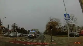 Samoch&oacute;d osobowy jechał tuż za karetką na sygnałach. Niebezpieczna sytuacja w Opolu