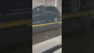 Aqu&iacute; lenpiando de lavar el carro