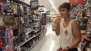 МАЛЬЧИК СТАНОВИТСЯ СОБСТВЕННОСТЬЮ СОТРУДНИКА WALMART!!!