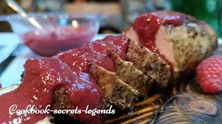 Сочная свиная вырезка с домашним малиновым соусом | Простой и ароматный рецепт