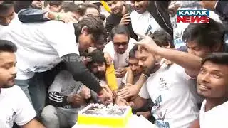 'Pathaan' Movie Releases In Patna| Excited Fans Cut Cake