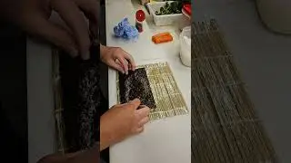 #sushi #restaurante Aprenda a fazer uramaki de salm&atilde;o!