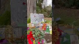 Kurt Cobain Memorial bench #nirvana #youtubeshorts #seattle #music #rockstar #wemissyoukurt