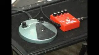 Full Custom Music - Barnacle Fuzz pedal compared to a Vintage Fuzz Face pedal.