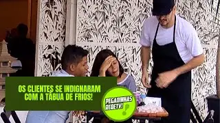 OS CLIENTES SE INDIGNARAM COM A TÁBUA DE FRIOS!  | Pegadinhas RedeTV!