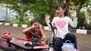 HIKS TANGAN KU SAKIT 😭 JATUH DARI SEPEDA - Main Dokter dokteran | Ali vlog