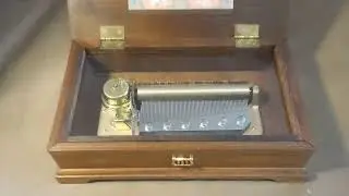 PRISTINE REUGE 72 NOTE SOLID WALNUT MUSIC BOX 
