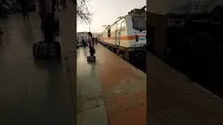 12702 Hussain Sagar Express Entering Solapur Railway Station : Indian Railway 🤔🤔🤔🤔🤔🤔🤔🤔🤔🤔🤔🤔🤔🤔#shorts