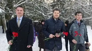 Церемония возложения цветов экипажем МКС-44/45 к памятнику Ю.А. Гагарину