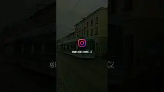 souprava v&aacute;nočn&iacute;ch tramvaj&iacute; Evo 1 s Ev.č.: 212 a 213 přij&iacute;žd&iacute; na zast&aacute;vku: U D&oacute;mu
