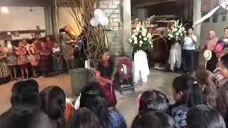 Baile del ba&uacute;l en boda Zapoteca.