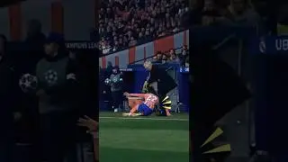The moment Giuliano Simeone fell on Ancelotti's feet. 🦶