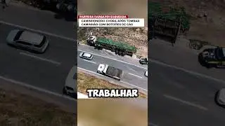 Caminhoneiro se desespera ap&oacute;s tombar caminh&atilde;o com botij&otilde;es de g&aacute;s, e metade da carga foi saqueada