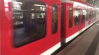 S-Bahn Hamburg: Ausfahrt der ET490 als Linie S21 am Dammtor