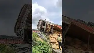 Truck Palti Ho Gaya 😨 #shorts #car #accidentnews #insurance #claim #truck #truckaccident