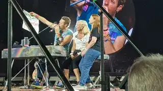 Coldplay London Wembley Stadium 26.08.2025  - Chris Martin invites two fans on stage