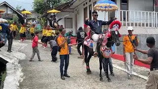 BAPAK HAJAT NAIK KUDA RENGGONG SENI BENJANG MEKAR BUDAYA DI CILAWU GARUT