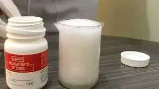 Reações Químicas dos Ácidos Carboxílicos: Experimento com Vinagre e Bicarbonato de Sódio
