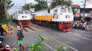 🔴Detik detik kereta api ngebut diperlitasan jalur sibuk gang sentiong 
