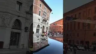 Babbi natale in moto Ferrara 2025 V-Race crew passaggio dal Castello Estense di Ferrara