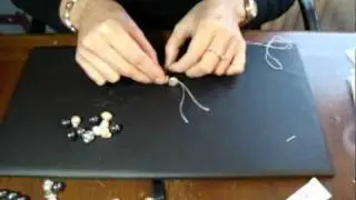 COLLARES Y PULSERAS ENFILADOS CON NUDOS EN HILO DE SEDA Y CIERRE. www.joyanet.com