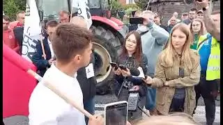 Dyskusja lidera Agrounii  z reporterką TVP. Protest rolnik&oacute;w na DK 12 koło Piotrkowa.