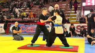 Finale 2&deg; round Tui Sho a piedi fissi maschile 10/12 anni 40/45 kg vinto da Antonio (sx)