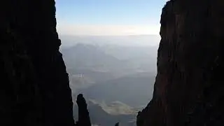 The most dangerous adventure you may see.  Dangerous cliff.  But it's fun to me ) 🌏🌎🌍