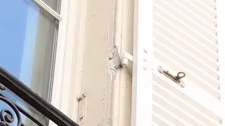 Réparer un mur avec moulure autour d'un gond de volet