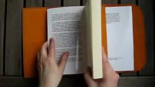 Gebrauch einer Lederbuchh&uuml;lle