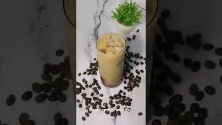 strawberry coffee latte..#coffee #coffeerecipe #ytshorts #homecafe#shorts#howtomakecoffee#latte