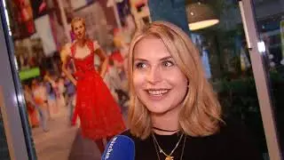 Im Dirndl auf dem Times Square für 